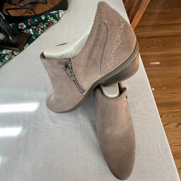 Earth Origins Collette Caitlyn Booties Size 9 - Picture 2 of 6